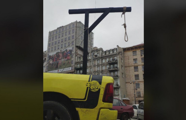 Виселица на внедорожнике: Шабунин отправился к дому главы КСУ, фото и видео