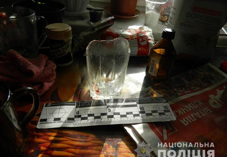 В Киеве мужчина напал на своего собутыльника со стаканом и ножом: фото