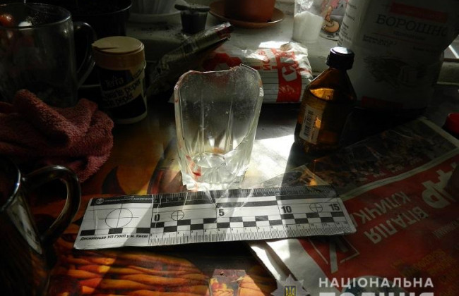 В Киеве мужчина напал на своего собутыльника со стаканом и ножом: фото