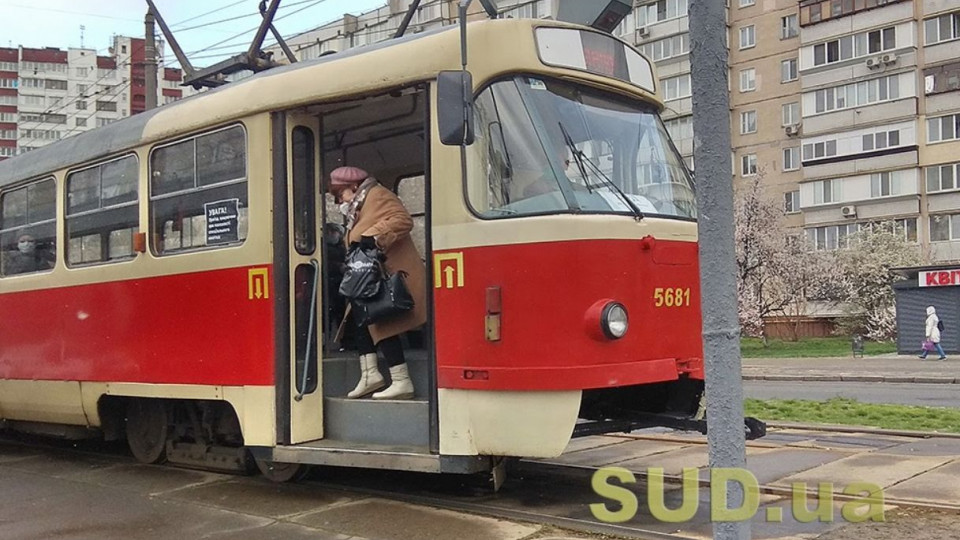 В Киеве женщину без маски ногами вытолкали из трамвая, видео