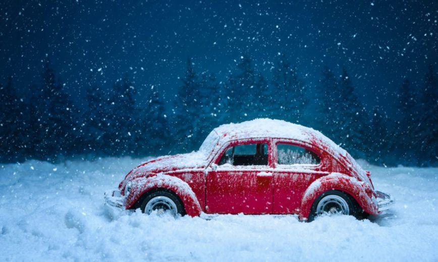 Назвали 8 вещей, которые опасно оставлять в авто зимой