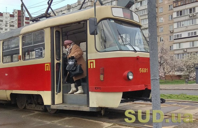 В Киеве женщину без маски ногами вытолкали из трамвая, видео