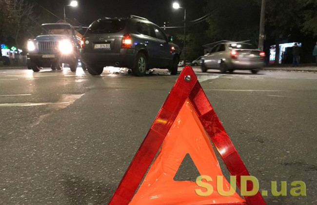 В Киеве легковушка сбила пешехода-нарушителя, видео