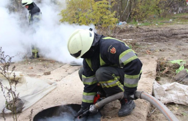 Масштабный пожар в Киеве: горела теплотрасса, видео