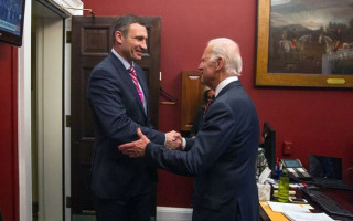 Кличко поздравил Байдена с победой на выборах президента США