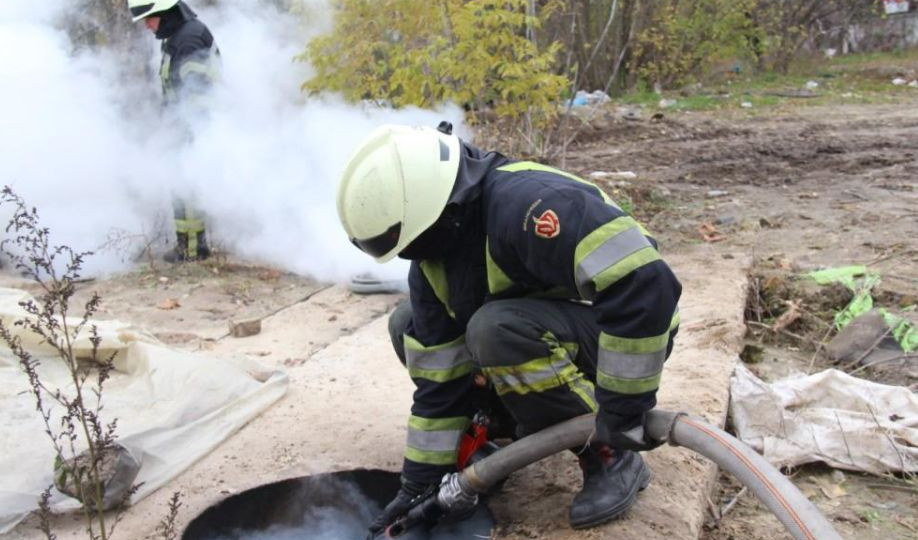 Масштабный пожар в Киеве: горела теплотрасса, видео