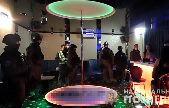 Работали за закрытой дверью: в Киеве обнаружили очередное ночное заведение