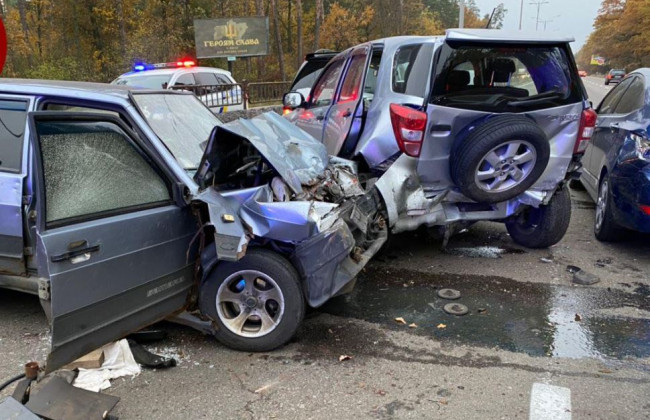Масштабное ДТП с погибшим и травмированным: под Киевом столкнулись 4 автомобиля, видео, фото