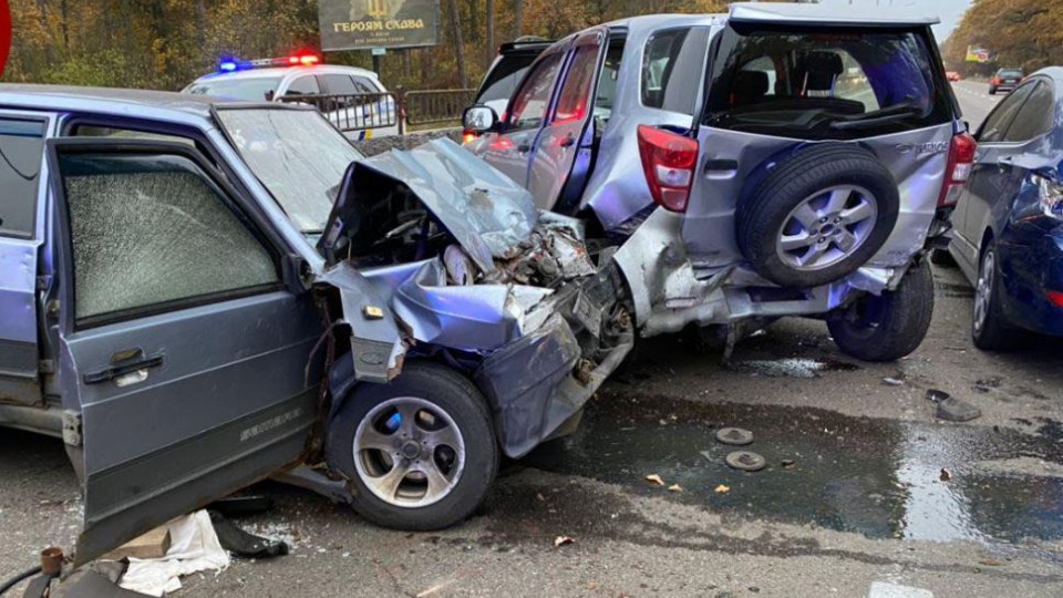 Масштабное ДТП с погибшим и травмированным: под Киевом столкнулись 4 автомобиля, видео, фото