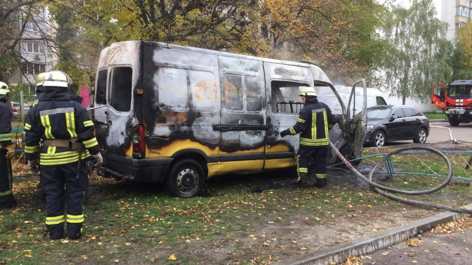 В Киеве дотла сгорел микроавтобус Renault: фото