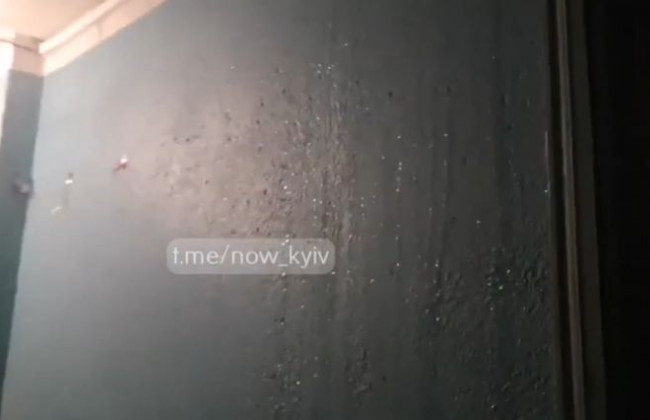 Вода текла с 12 этажа: в Киеве затопило многоэтажку, видео