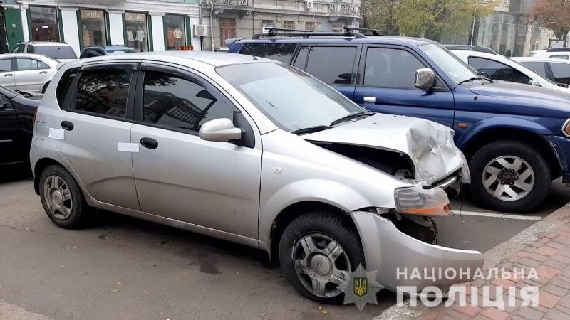 В Одессе женщина угнала машину такси и устроила на ней ДТП: видео