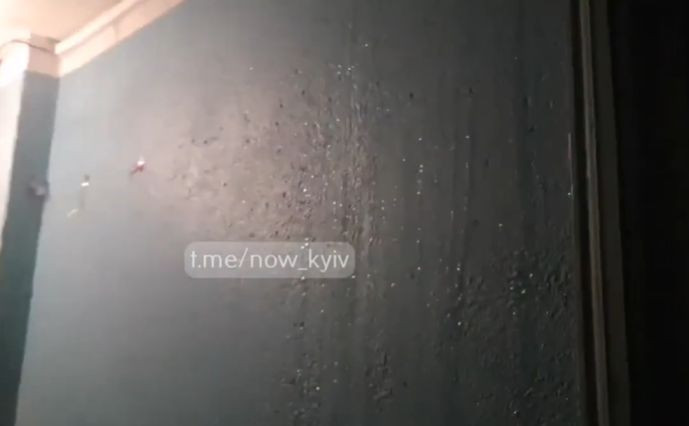 Вода текла с 12 этажа: в Киеве затопило многоэтажку, видео