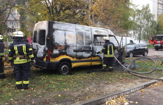 В Киеве дотла сгорел микроавтобус Renault: фото