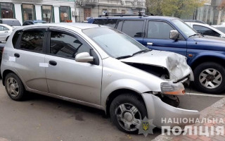 В Одессе женщина угнала машину такси и устроила на ней ДТП: видео