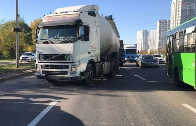 В Киеве на проспекте Бажана произошли одновременно две аварии