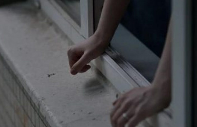 В Киеве выпал из окна 18-летний парень