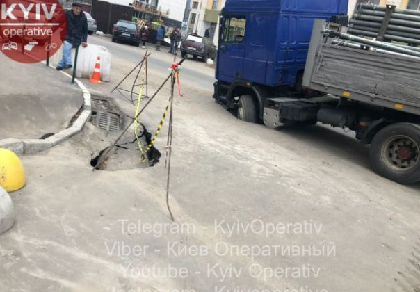 В Киеве грузовик «ушел» под асфальт, фото