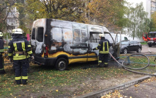 В Киеве дотла сгорел микроавтобус Renault: фото