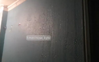 Вода текла с 12 этажа: в Киеве затопило многоэтажку, видео