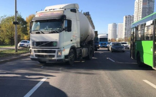 В Киеве на проспекте Бажана произошли одновременно две аварии