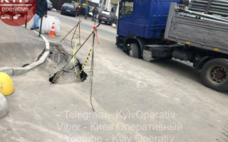 В Киеве грузовик «ушел» под асфальт, фото