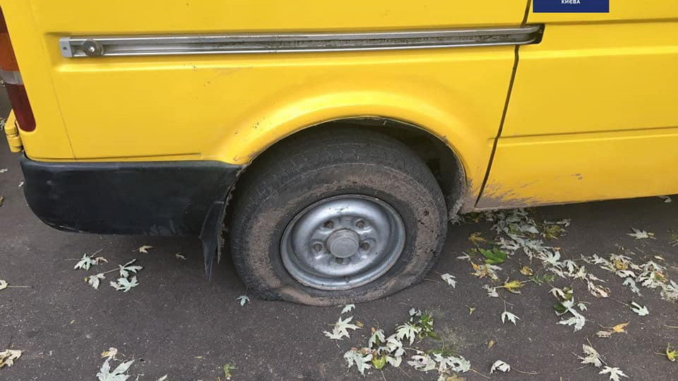 В Киеве парень за ночь порезал шины на 50 автомобилях: фото