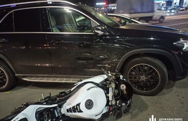 У Києві суддя районного суду потрапив у ДТП: травмувався неповнолітній мотоцикліст, фото