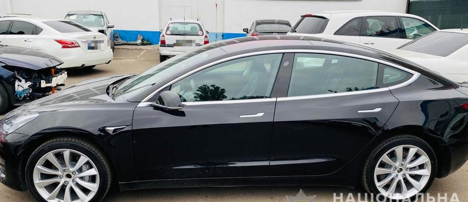В Одесі працівник автомийки проїхався на Tesla клієнта: копи відкрили справу
