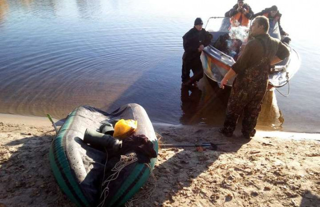 У Києві на річці перекинувся човен із рибалками, фото