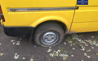 В Киеве парень за ночь порезал шины на 50 автомобилях: фото