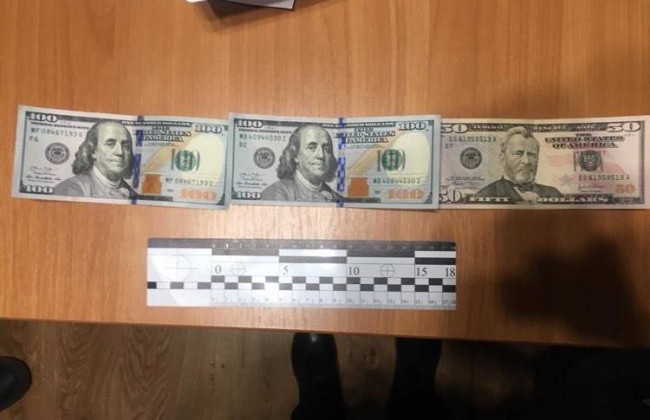 В Одесі посадовці виконавчої служби погоріли на валютному хабарі за скасування арешту майна