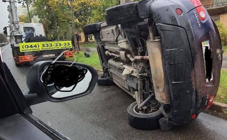 В Киеве эвакуатор забрал авто со стоянки и разбил его, фото