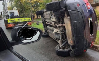 В Киеве эвакуатор забрал авто со стоянки и разбил его, фото