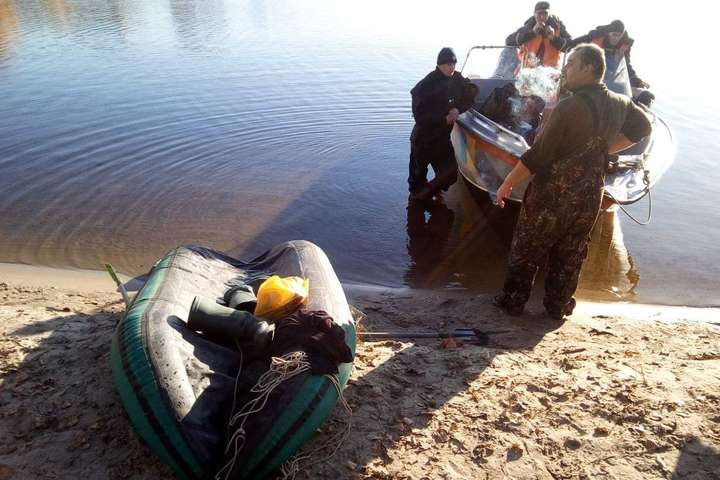 У Києві на річці перекинувся човен із рибалками, фото