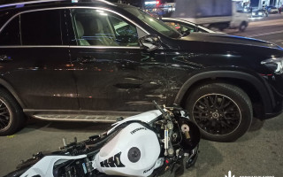 У Києві суддя районного суду потрапив у ДТП: травмувався неповнолітній мотоцикліст, фото