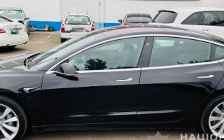 В Одесі працівник автомийки проїхався на Tesla клієнта: копи відкрили справу