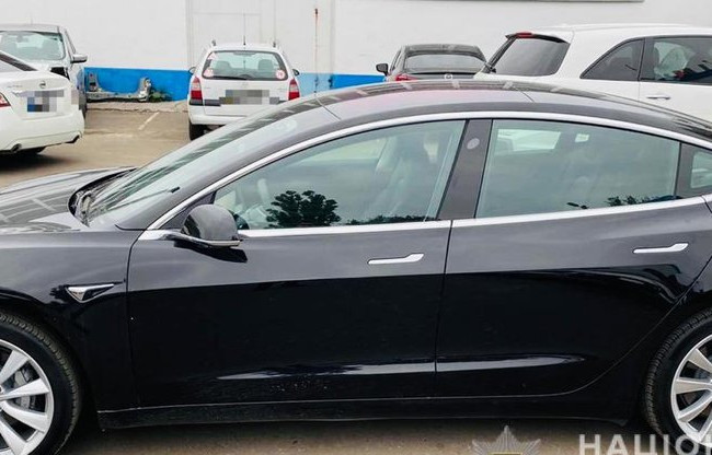 В Одесі працівник автомийки проїхався на Tesla клієнта: копи відкрили справу