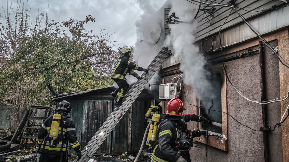 В Киеве на Чигиринской второй раз горел частный дом: фото, видео