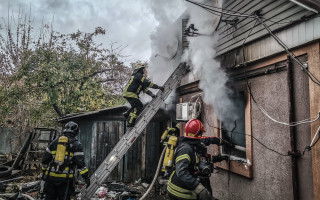 В Киеве на Чигиринской второй раз горел частный дом: фото, видео