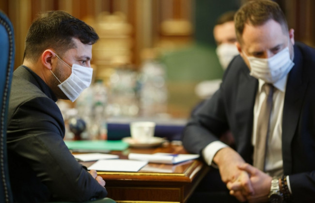 Заболевший коронавирусом Зеленский продолжает работать из палаты в Феофании: что известно