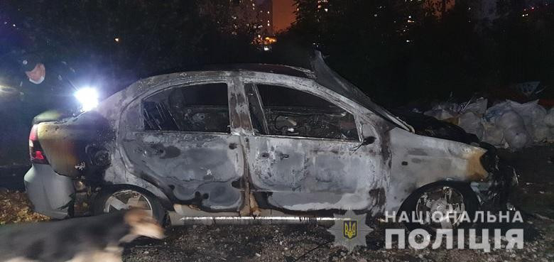 В Киеве пенсионеру сожгли автомобиль из-за сухих листьев: фото
