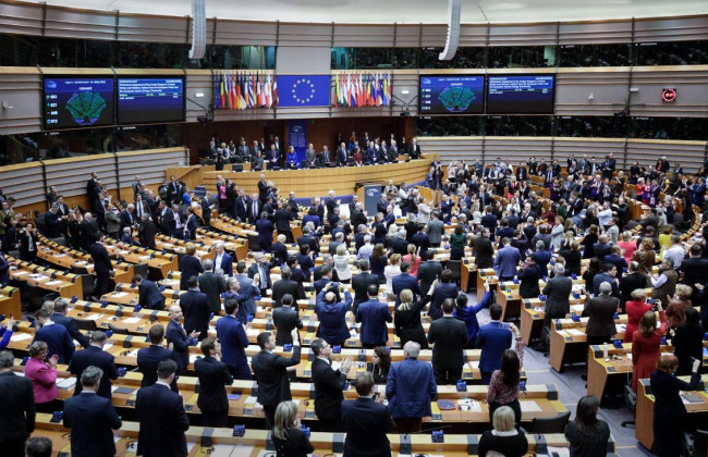 Вспышка коронавируса в Европарламенте: заразились сотни человек