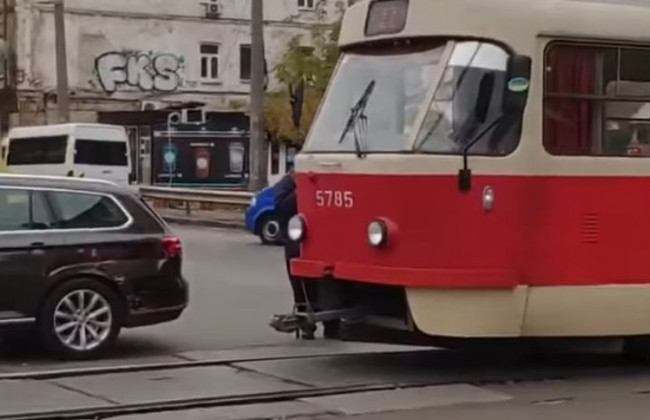 В Киеве трамвай врезался в Volkswagen: видео