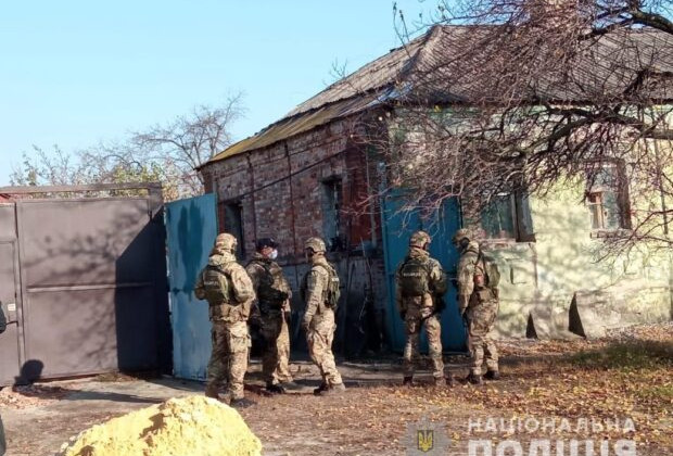 В Харькове ранее судимый мужчина угрожает взорвать гранату в доме