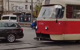 В Киеве трамвай врезался в Volkswagen: видео