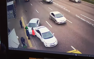 Уснул за рулем и погубил двух людей:  водитель «Uber» въехал в остановку, видео