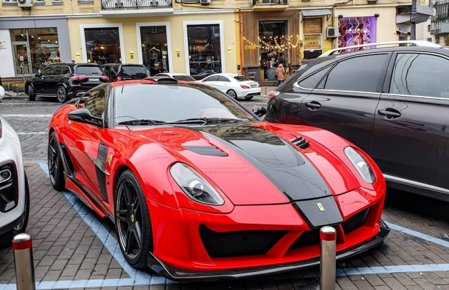 В Киеве заметили редкий Ferrari красного цвета, фото