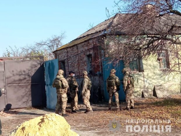В Харькове ранее судимый мужчина угрожает взорвать гранату в доме