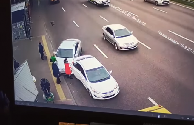 Уснул за рулем и погубил двух людей:  водитель «Uber» въехал в остановку, видео